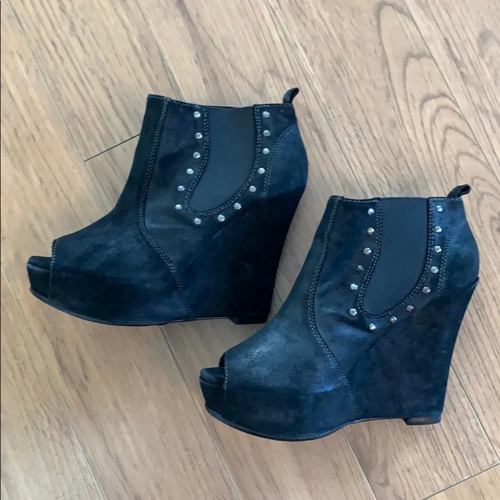 Joes jeans black suede open toe wedges